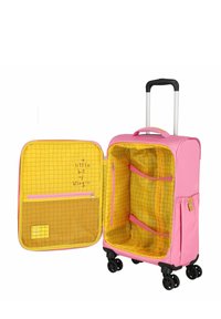 Valigia rosa con guscio rigido, interno giallo con motivo a griglia, tasca con cerniera e cinghie regolabili per l'organizzazione.