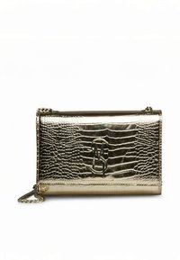 Τσαντάκι χειρός από μεταλλικό χρυσό με υφή εμπνευσμένη από το μοτίβο κροκόδειλου, διαθέτοντας αλυσίδα και λεπτομέρεια λογότυπου στην πρόσοψη.