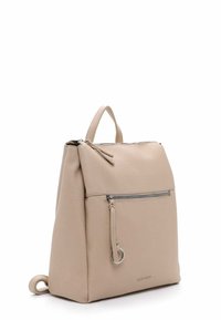 Gai bēšs ādas mugursoma ar teksturētu apdari, augšējo rokturi un priekšējo rāvējslēdzēja kabatu. Iezīmē sudraba riņķi un gludas malas.