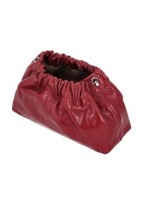 Sac à main en cuir rouge avec un sommet froncé, des ferrures argentées et une forme rectangulaire. Texture lisse avec une finition brillante et un détail froncé.