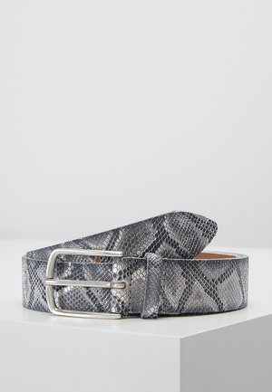 Szaro-czarny skórzany pasek w wzór skóry węża z prostokątną, srebrną metalową klamrą, przedstawiony zwinięty na białej powierzchni.