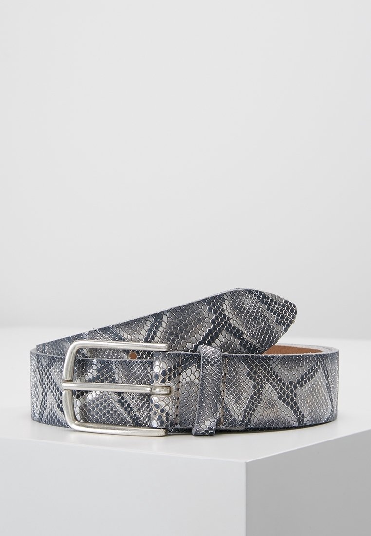 Ceinture en cuir gris et noir à motif peau de serpent avec une boucle métallique rectangulaire argentée, présentée enroulée sur une surface blanche.