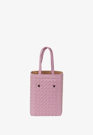 Ružová tkaná kožená taška s dvoma krátkymi uchami, obdlžníkový tvar a dva čierne dekoratívne nity na prednej strane. Interiér je svetlej farby.
