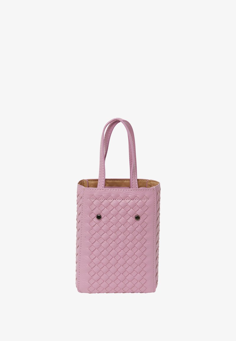 Roze geweven leren tas met twee korte handvatten, rechthoekige vorm en twee zwarte decoratieve studs aan de voorkant. Binnenkant is licht van kleur.