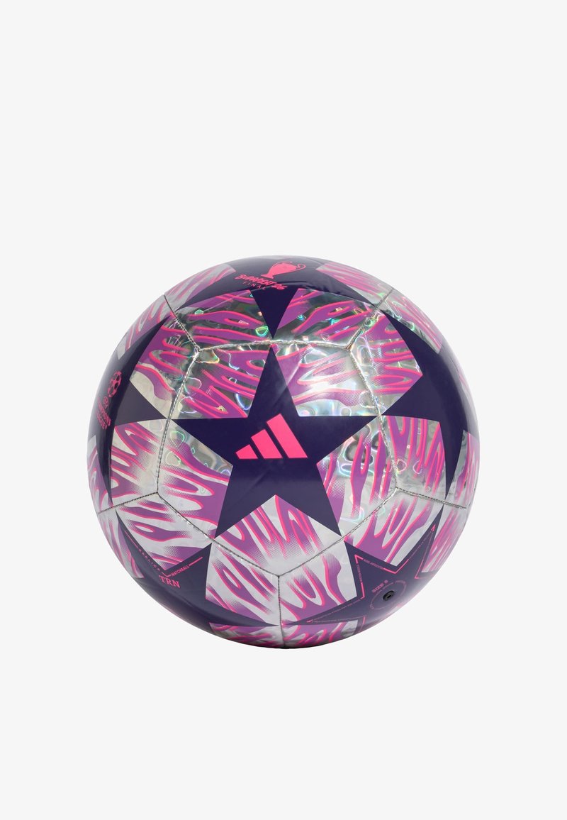 Glänzender silberner und violetter Fußball mit rosa Zebrastripes und großen dunkelvioletten Sternen, versehen mit einem rosa Adidas-Logo und der UEFA Champions League Trophäe.