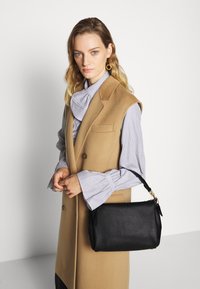 COACH SOFT SHAY CROSSBODY - Mala de mão - black