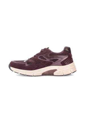 Baskets de sport violet foncé avec tige en mesh et en daim et semelle épaisse blanc cassé, montrées en profil droit sur fond blanc.