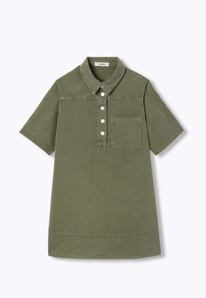 Robe polo vert olive à manches courtes avec boutons sur le devant, poche poitrine et col classique, posée à plat sur fond blanc.