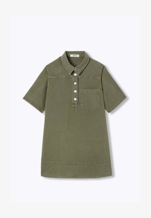Robe polo vert olive à manches courtes avec boutons sur le devant, poche poitrine et col classique, posée à plat sur fond blanc.