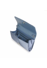 Clutch in raso blu con una texture liscia, dotata di chiusura a scatto in metallo, interno spazioso e una tasca aggiuntiva con zip.