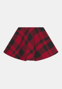Červená a černá kostkovaná mini sukně s rozšířeným siluetou, vyrobená z tkané látky, s hladkým povrchem a bez viditelných zapínání.