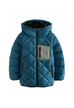 Jachetă puffa teal cu cusături diagonale, un buzunar pe piept gri și detalii negre la fermoar. Dispune de un glugă și o textură netedă, lucioasă.