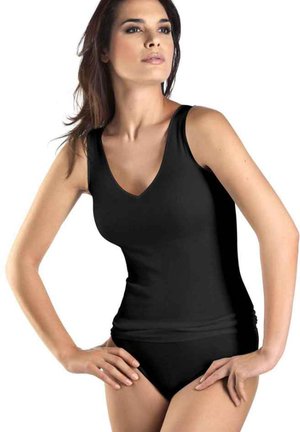 Top nero senza maniche con design a V. Texture liscia, vestibilità aderente e sovrapposizione in vita, abbinato a pantaloni neri coordinati.