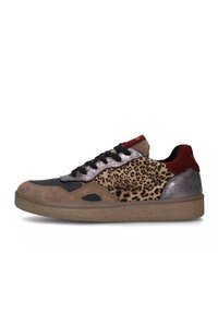 Sneaker in suede marrone, tessuto nero e dettagli con stampa leopardata. Presenta dettagli metallici argentati e una suola in gomma testurizzata. Lacci neri.