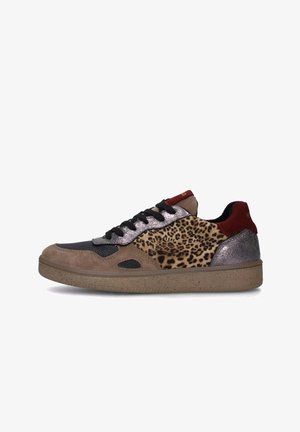 Sneaker in suede marrone, tessuto nero e dettagli con stampa leopardata. Presenta dettagli metallici argentati e una suola in gomma testurizzata. Lacci neri.