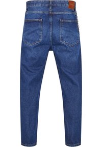 Jean en denim bleu avec deux poches arrière, passants pour ceinture et une étiquette de marque en cuir marron sur la taille, vu de dos.