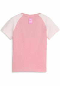 Różowa i biała koszulka dziecięca z krótkim rękawem, z rękawami raglanowymi oraz metką z logo Puma x Hello Kitty na tylnej części dekoltu.