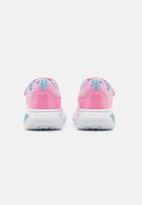 Ροζ και μπλε αθλητικά παπούτσια με πλέγμα και συνθετικά υλικά, με στρογγυλή λευκή σόλα και λογότυπο Geox στη φτέρνα.