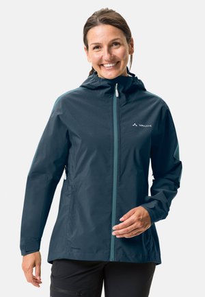 Giacca impermeabile blu navy con cappuccio, chiusura zip frontale e accenti azzurri in contrasto. Presenta una texture liscia e polsini regolabili.
