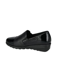 Scarpe slip-on nere con finitura in pelle liscia, dotate di punta lucida e pannelli laterali testurizzati. Suola bassa e testurizzata per una buona aderenza.