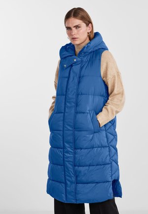 Plavi podstavljeni prsluk s kapuljačom, sa rajsferšlusom i kopčanjem na dugmad, dva bočna džepa i dugim, quilted dizajnom. Mekana tekstura i toplo.