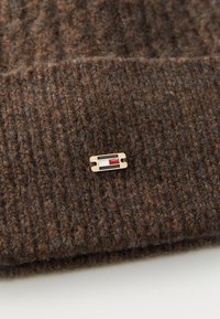 Tommy Hilfiger CABLE FLAG BEANIE - Beanie - legacy brown melange