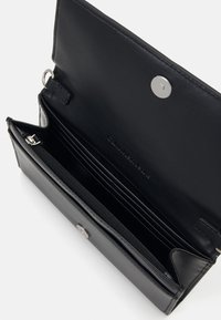 Calvin Klein Jeans QUILTED LONGFOLD STRAP - Borsa a tracolla - black
