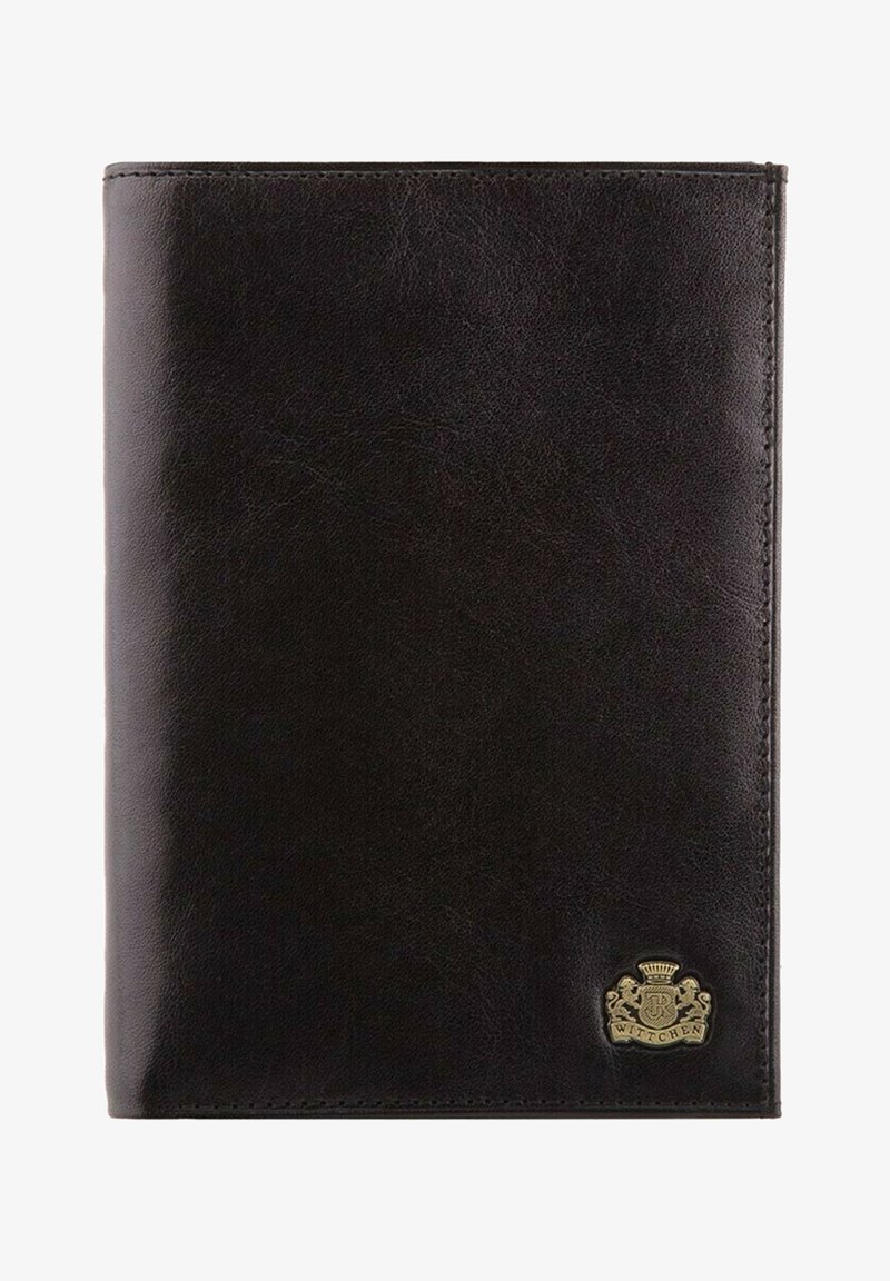 Cartera de cuero negro con una textura suave, que presenta un emblema dorado en la esquina inferior y costuras visibles a lo largo de los bordes.