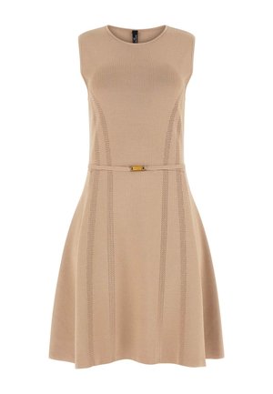 Mouwloze beige gebreide jurk met aansluitend lijfje, subtiele verticale perforatiestripes en een dunne riem met gouden gesp in de taille.