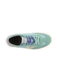 Sneaker verde menta in materiali scamosciati e mesh, con lacci viola, dettagli crema e suola in gomma. Logo visibile sulla linguetta.