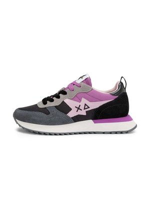 Lage sneaker in zwart, paars, grijs en roze met een witte zool, een bedrukte zijpaneel en een trekband aan de hiel.