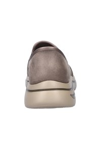 Grijze suède casual schoen met een ronde vorm, instapontwerp en een beige zool. Het bovenwerk heeft een gladde textuur met minimale stiksels.