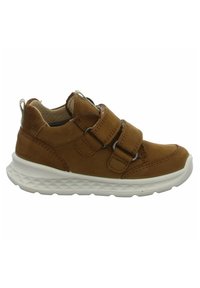 Scarpa in pelle marrone con due strap in velcro, colletto imbottito e suola in gomma bianca con un design testurizzato.