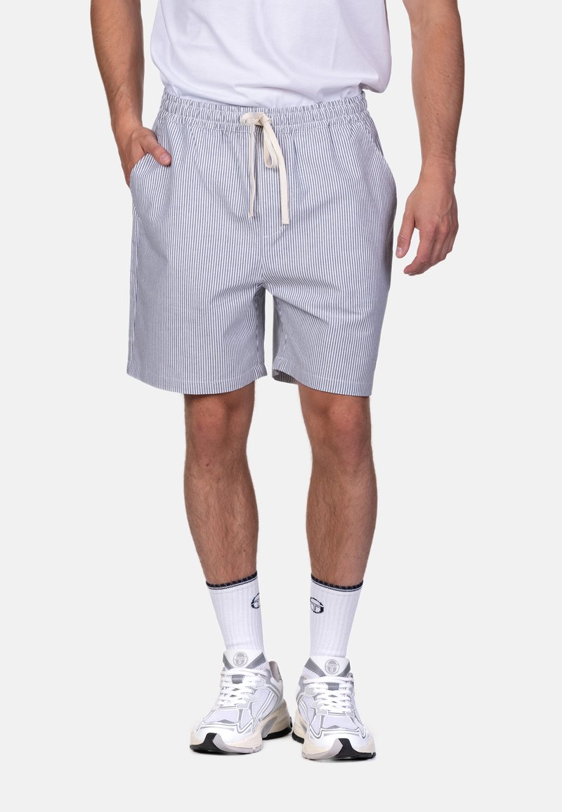 Gestreifte Shorts aus leichtem Baumwollstoff in Hellblau und Weiß, mit elastischem Bund, Kordelzug und praktischen Seitentaschen.