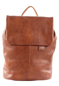 Sac à dos en cuir brun avec un rabat pliant, texture lisse, détails cousus et une poignée supérieure. Comprend une étiquette de marque à l'avant.