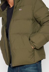 Tommy Jeans Dunjacka - olive