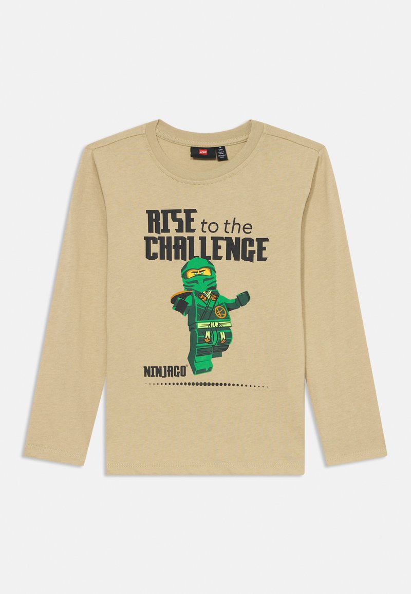 Beige Langarmshirt aus weichem Stoff mit einem grünen Ninja-Graphic und schwarzem Text, der "RISE to the CHALLENGE" lautet.