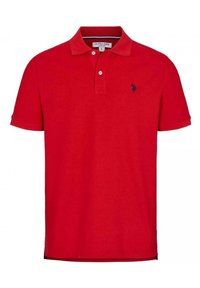 Czerwona bawełniana koszulka polo z klasycznym kołnierzykiem, dwoma guzikami, krótkimi rękawami oraz małym wyszywanym granatowym logo po lewej stronie.
