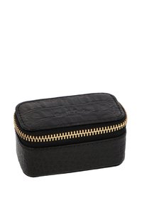 Funda rectangular de cuero negro con patrón de cocodrilo texturizado. Presenta un zipper dorado y una parte superior lisa con detalles en relieve.