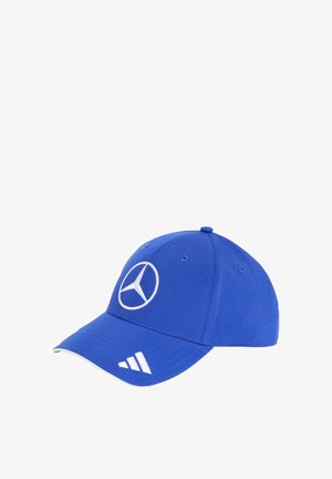 Cappello blu in tessuto con il logo bianco della Mercedes-Benz sulla parte anteriore e tre strisce bianche sul sottobicchiere.