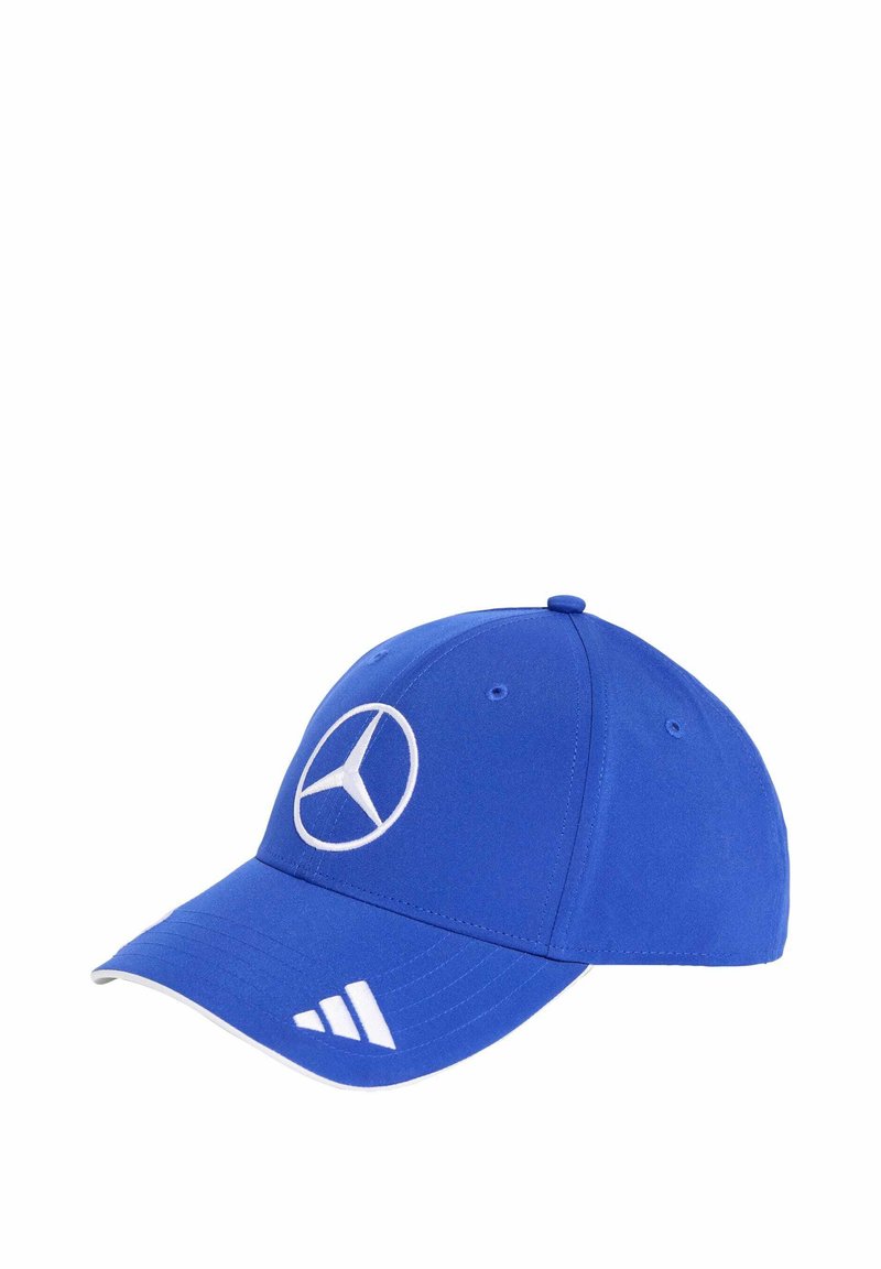 Cappello blu in tessuto con il logo bianco della Mercedes-Benz sulla parte anteriore e tre strisce bianche sul sottobicchiere.