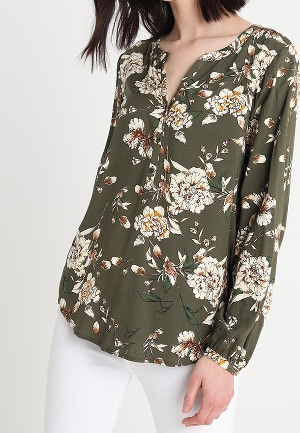 Blomsterbluse med V-udskæring, lange ærmer og en afslappet pasform. Mørkegrønt stof prydet med hvide og gule blomster.
