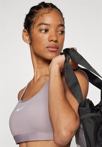 Nike Performance BRA - Sport-bh met medium support - light violet/ore white