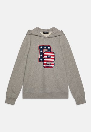 Harmaa huppari, jossa on suuri punainen, valkoinen ja sininen graafinen logo edessä, jossa on tähti- ja raidallisia muotoiluja.