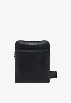 Zwarte rechthoekige crossbody tas met voorvak met rits en verstelbare band, voorzien van een klein "GUESS" logo bovenaan in het midden.