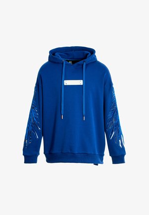 Sudadera con capucha azul de algodón, con diseños texturizados en forma de plumas azules en las mangas y un acento rectangular blanco en la parte frontal.