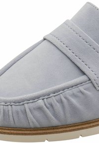 Chaussure en daim gris clair à enfiler, dotée d'une large sangle et d'une texture froncée sur la semelle, avec une semelle extérieure plate en caoutchouc beige.
