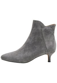 Botín de ante gris de tobillo con punta puntiaguda, tacón kitten bajo y diseño con corte lateral. Textura suave, silueta simple y estilo minimalista.