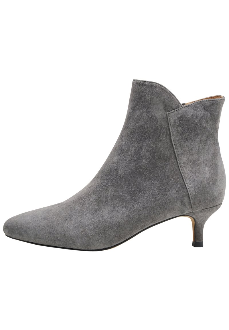 Botín de ante gris de tobillo con punta puntiaguda, tacón kitten bajo y diseño con corte lateral. Textura suave, silueta simple y estilo minimalista.