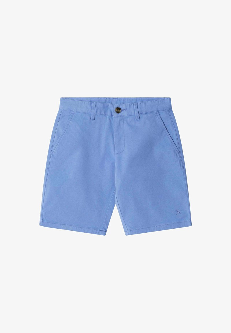 Hellblaue Herren-Shorts mit Fronttaschen, Gürtelschlaufen und einem einzelnen Knopfverschluss an der Taille, auf weißem Hintergrund dargestellt.
